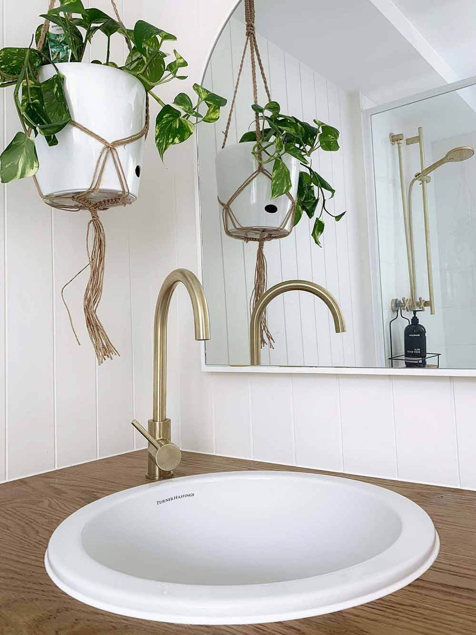 Turner Hastings Cuisine Round 47 Inset / Undermount Fine Fireclay Sink