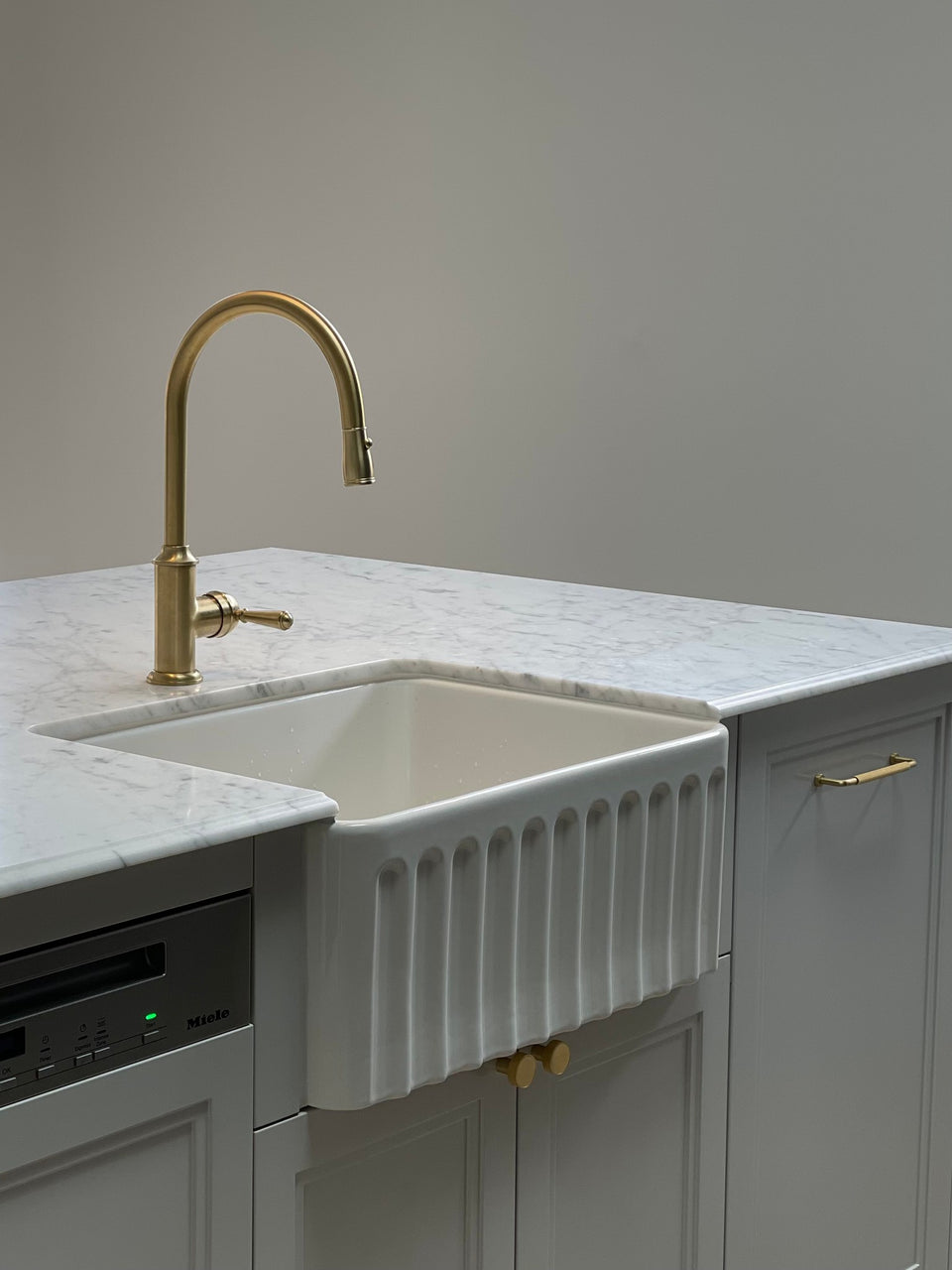 Turner Hastings Novi 60 x 46 Fine Fireclay Farmhouse Butler Sink — Gloss White