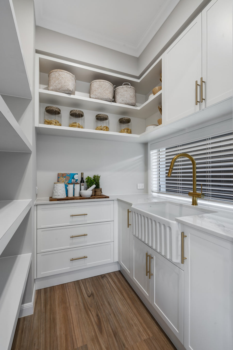 Turner Hastings Novi 75 x 46 Fine Fireclay Farmhouse Butler Sink — Gloss White