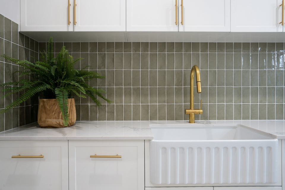Turner Hastings Novi 75 x 46 Fine Fireclay Farmhouse Butler Sink — Gloss White