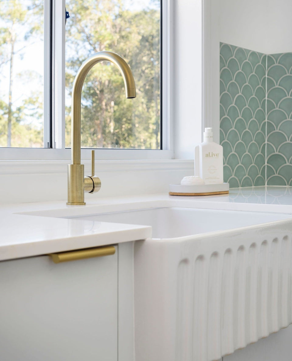 Turner Hastings Novi 60 x 46 Fine Fireclay Farmhouse Butler Sink — Gloss White