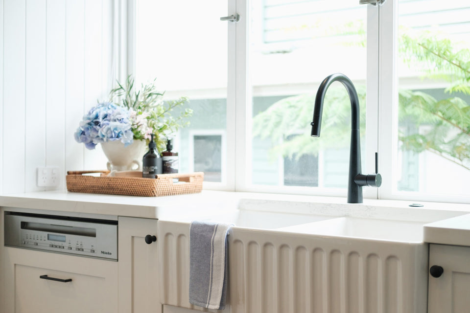 Turner Hastings Novi 85 x 46 Fine Fireclay Farmhouse Butler Sink — Gloss White