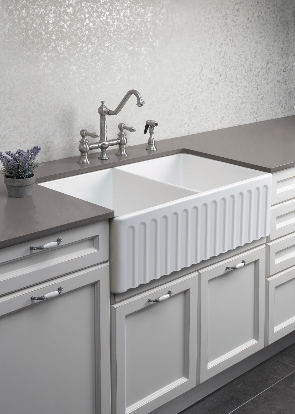 Turner Hastings Novi 85 x 46 Fine Fireclay Farmhouse Butler Sink — Gloss White